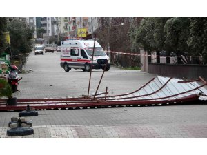 Osmaniye’de ağaçlar devrildi, çatılar uçtu