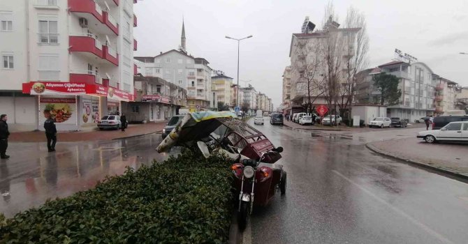 Hafif ticari araç 3 tekerlekli motosiklete çarptı: 1 yaralı