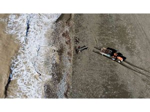 Mersin’de selin denize döktüğü odunlar kışlık yakacak için toplandı