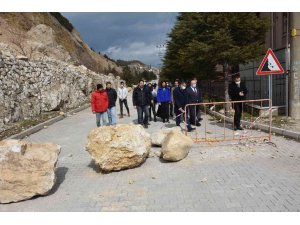 Karlar eriyip, buzlar çözülünce dev kaya parçaları evleri tehdit etmeye başladı