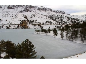 Akdeniz’in Sibirya’sı Göksun’da Değirmendere Göleti dondu