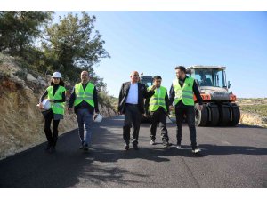 Erdemli Belediyesi, yaptığı yolarla üretimin önündeki engelleri kaldırıyor
