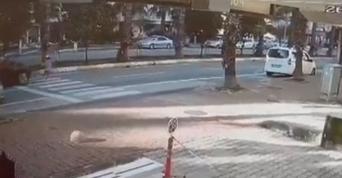 Yaya geçidinden geçmek isteyen küçük kızın ölümden döndüğü anlar kamerada