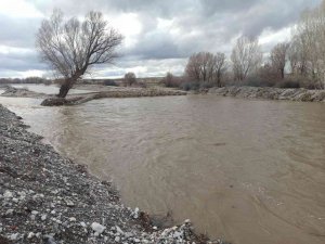 Eriyen karlar Söğütlü Çayı’nı coşturdu