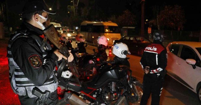 Adana’da “Huzur ve Güven” uygulaması: 43 kişi yakalandı, çok sayıda ruhsatsız silah ele geçirildi