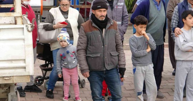 Çocuklar cesedi korkulu gözlerle izledi