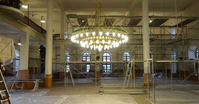 Kapısı yakılan tarihi camide tadilat başlatıldı