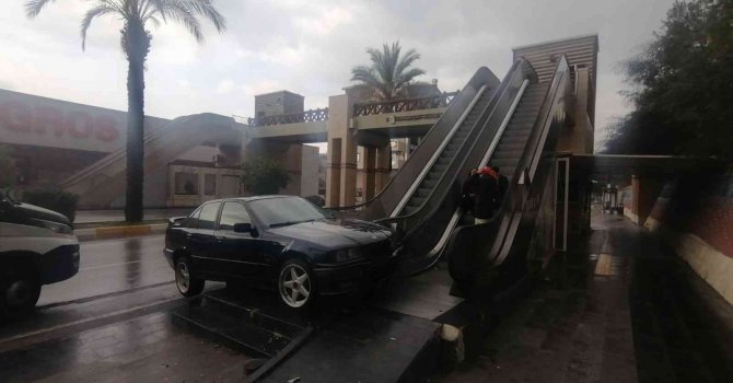 Kayganlaşan yolda direksiyon hakimiyetini kaybetti, yürüyen merdivene çarparak durabildi