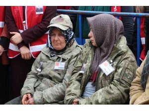 Annesi ve ablası kamuflajını giydi... Hataylı şehit son yolculuğuna uğurlandı