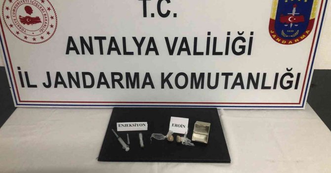 Jandarma ekiplerinin şüphelendiği 2 kişinin üzerinde eroin bulundu