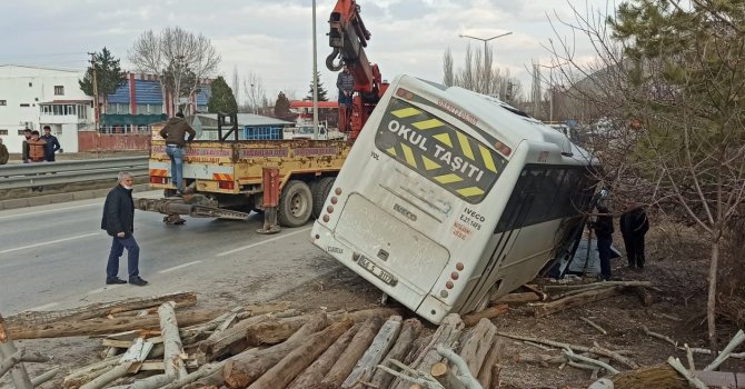 Servis minibüsünün altında kalan lise öğrencisi yaşamını yitirdi