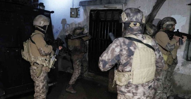 Zırhlı araçla kapı açıldı... Adana’da şafak vakti DEAŞ operasyonu: 3 gözaltı