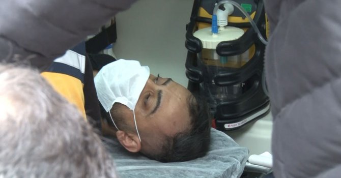 Sırtından bıçaklandı, bıçağı kendisi çıkardı