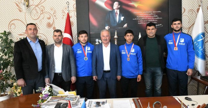 AKSU'LU GÜREŞÇİLERDEN 3 MADALYA