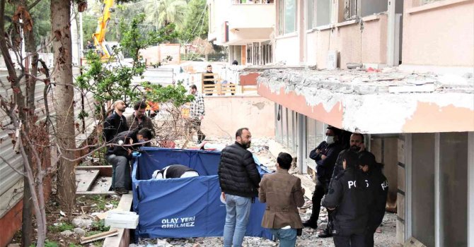 Ceset üzerindeki çalışmaları izlemek için ip gibi sıraya dizildiler