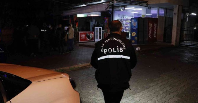 Kaldırımda yürürken uğradıkları silahlı saldırıda yaralanan 2 kişi tekel bayiye sığındı