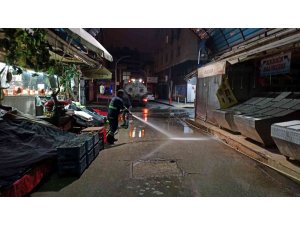 Akdeniz Belediyesi ekipleri, günde 400 ton çöp topluyor