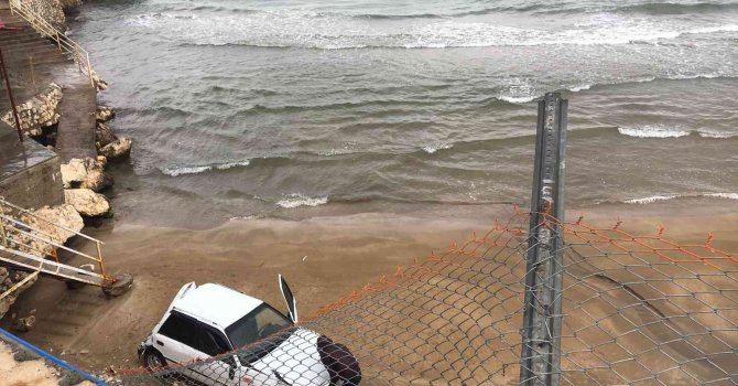 Otomobil 8 metrelik menfez köprüden plaja düştü
