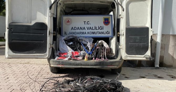 Çaldıkları kabloları yakarken yakalandılar