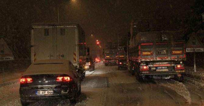 Burdur-Antalya ve Burdur-Isparta karayolu ulaşıma kapandı