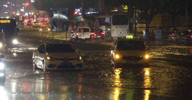 Antalya’da yollar nehre döndü, rögarlardan sular taştı, araçlar yollarda kaldı