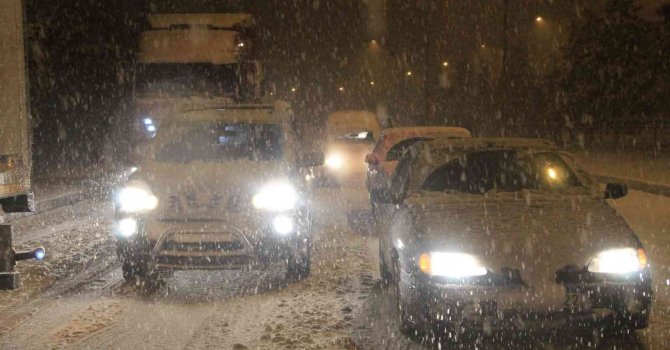 Burdur’da şehirlerarası yollar 3 saat sonra trafiğe açıldı