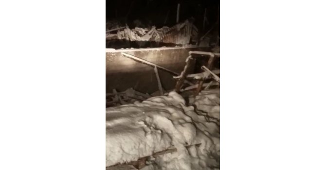 Burdur’da karın ağırlığına dayanamayan ahırın çatısı çöktü