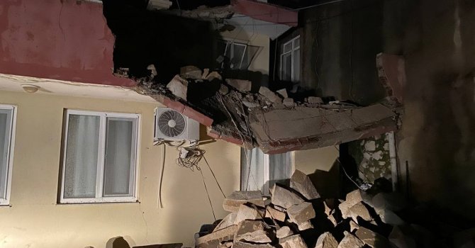 Antalya’da gece yarısı çıkan hortum mahalleyi savaş alanına çevirdi