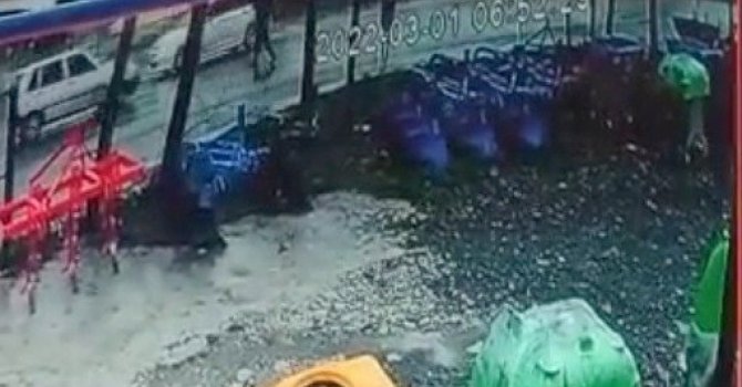 Otomobil sürücüsü ile yayanın dikkatsizliği kaza getirdi