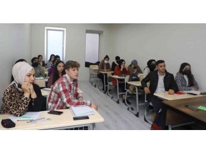 Akdeniz Belediyesi, gençlere üniversite kapılarını açıyor