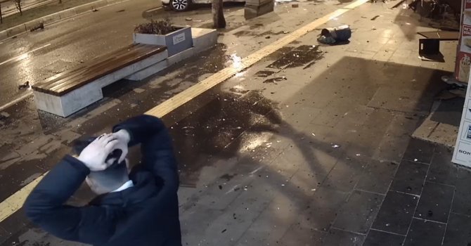 Kaldırımda yürüyen vatandaş saniyelerle ölümden döndü