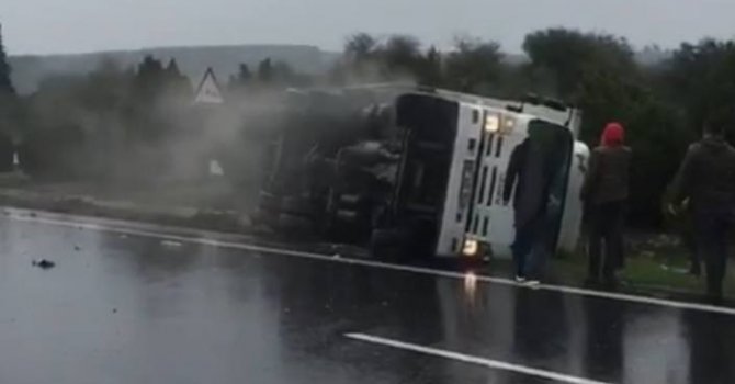 Kazada kabinde mahsur kalanları vatandaşlar çekiçle camı kırarak kurtardı