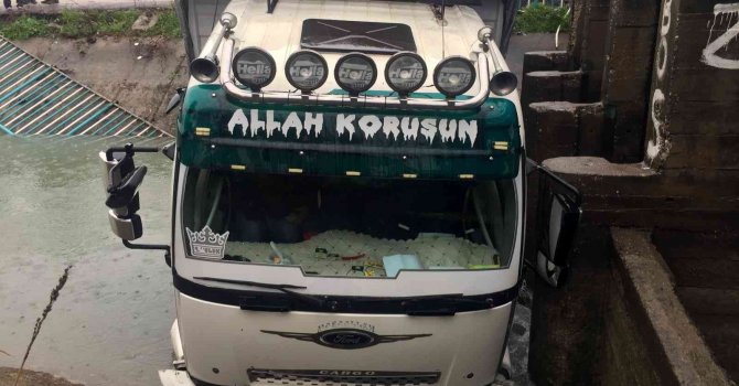 Tırda kurtarılmayı keyifle bekledi