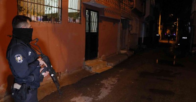 Polislere tabancayla ateş açıp kaçtı, saklandığı evinde yakalandı