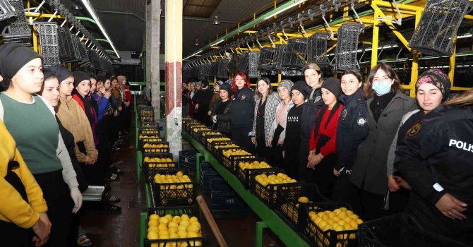 Kadın polisler halde çalışan kadınlara KADES’i anlattı