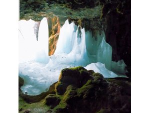 Mağarada buz dikitler hayran bıraktı