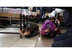 Mersin’deki okullarda deprem tatbikatı