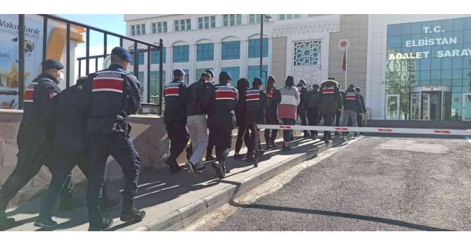 Yaşlı adamı dolandıramadan yakalandılar