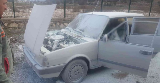 Duman çıkan aracın içinde ölü bulundu