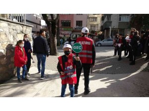 Çocuklara uygulamalı trafik eğitimi verdi