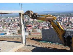 Kırıkhan’da kaçak yapılar yıkıldı