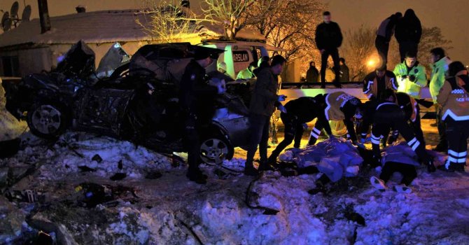 İstinat duvarına çarpan otomobil 4 gence mezar oldu