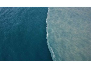 Mersin’de dere suyu, denizin rengini kahverengiye dönüştürdü