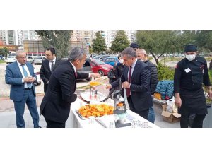 Adana’da ‘Sigara içme, portakal suyu iç’ etkinliği