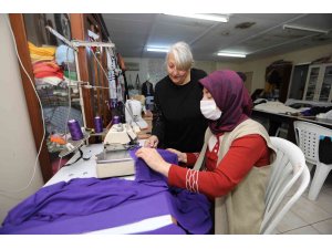 Gönüllü kadınlar 8 Mart için dikiyor