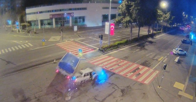 Kamyonetle çarpışan otomobil alev aldı: 1 ölü, 4 yaralı