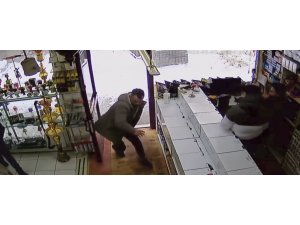 Isparta’da çatıdan düşen kar kütlesinin altında kalmaktan son anda kurtuldu