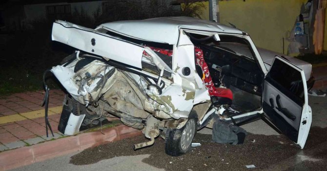 Antalya’da otomobil park eden araca çarptı: 1’i ağır 4 yaralı