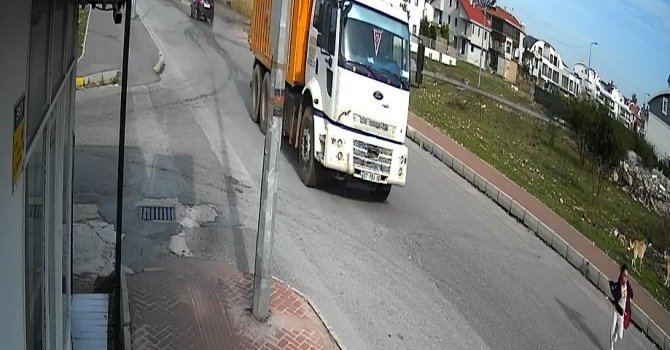 Sokak köpeklerinden kaçarken kamyonun altında kalan küçük Mahra yaşam mücadelesi veriyor