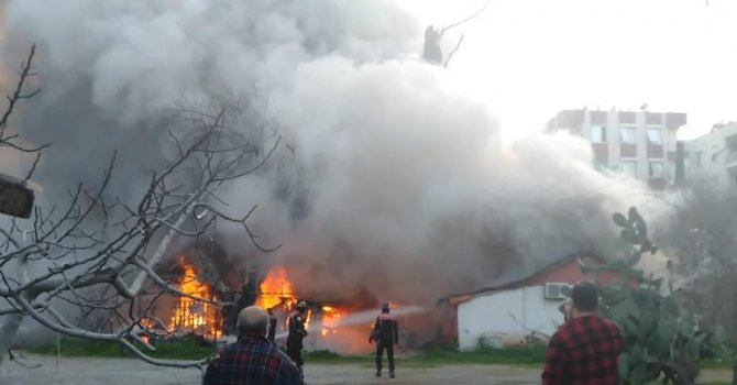 Hurdacının deposu, evi ve kamyoneti alev topuna döndü